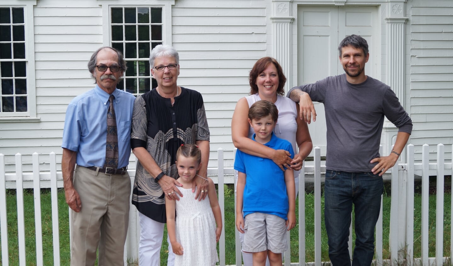 • Wendy met haar ouders, broer, dochtertje Jacey en zoon Benjamin. (Zomer 2018 in Massachusetts.)