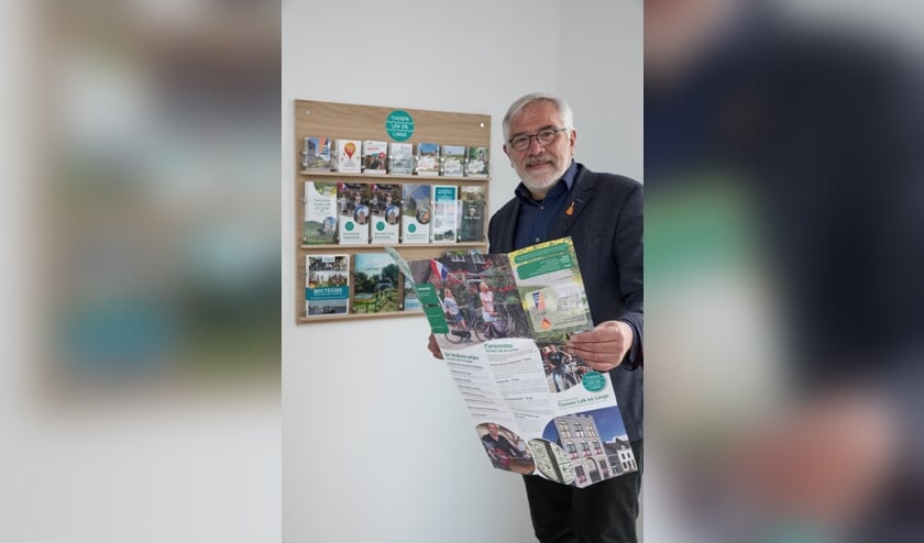 • Wethouder Recreatie & Toerisme, Cees Taal, bekeek de nieuwe folderrekken bij Camping Leuk in Lexmond.