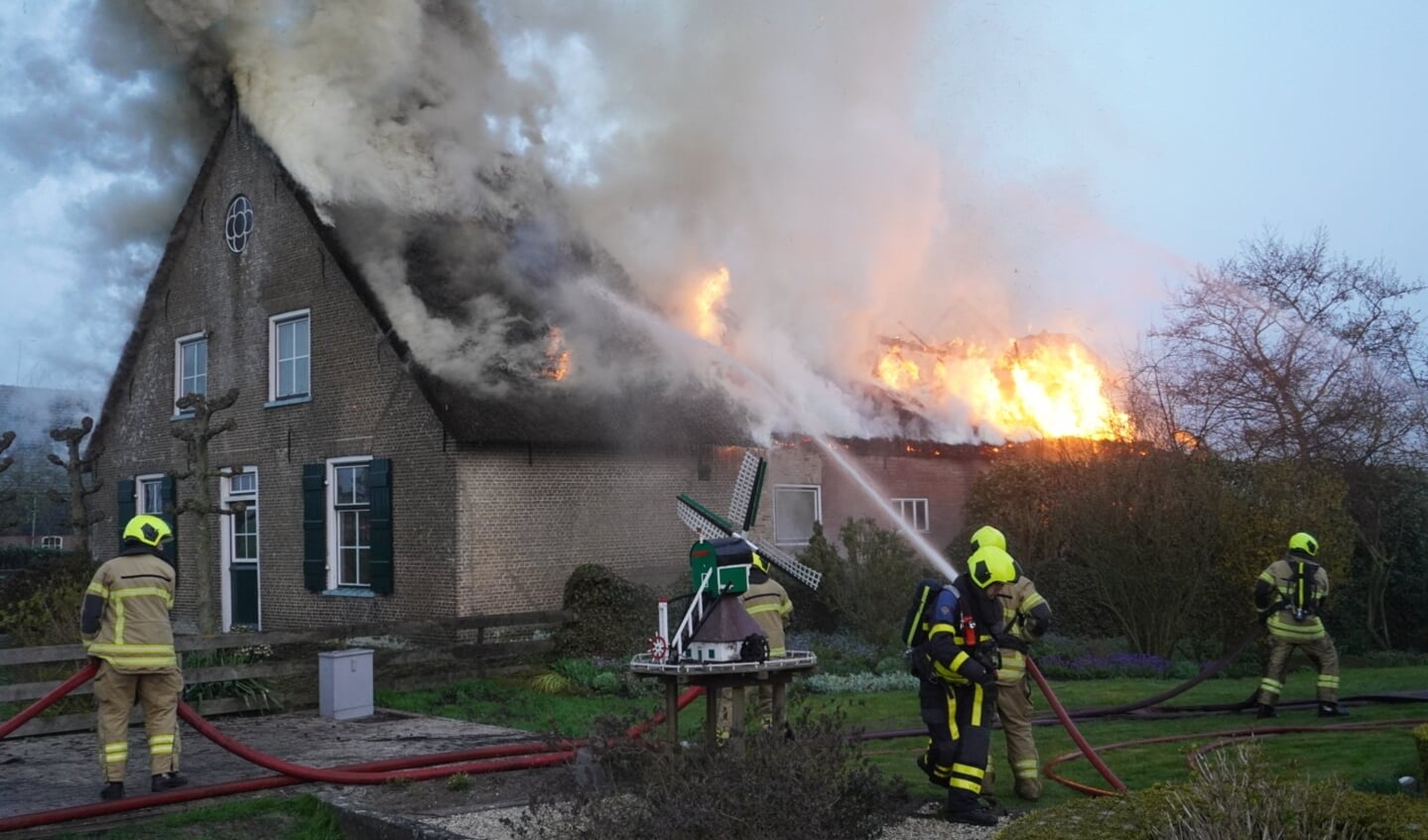• Uitslaande brand in een woonboerderij aan de Brandwijksedijk  in Brandwijk.
