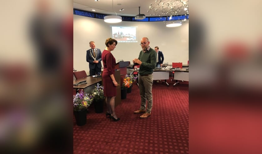 • Elisabeth van Zijl ontving dinsdag een lintje tijdens de raadsvergadering.