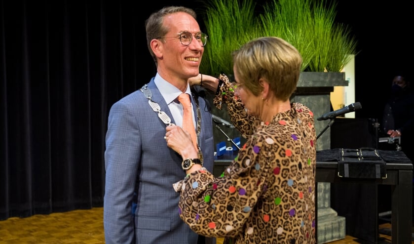 <p>• Anja de Vries hangt echtgenoot Jan de fonkelnieuwe ambtsketen om.</p>