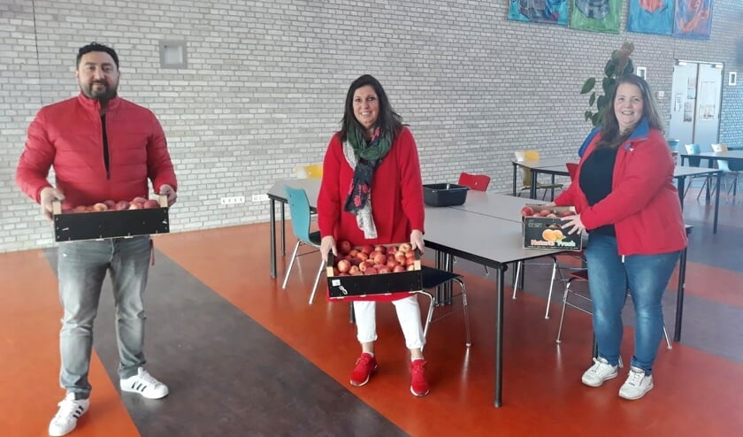 • Kemal Koyuncu en Christel van ’t Pad van de PvdA Vijfheerenlanden, samen met de Dorien Steenbeek van De Joost in Leerdam.