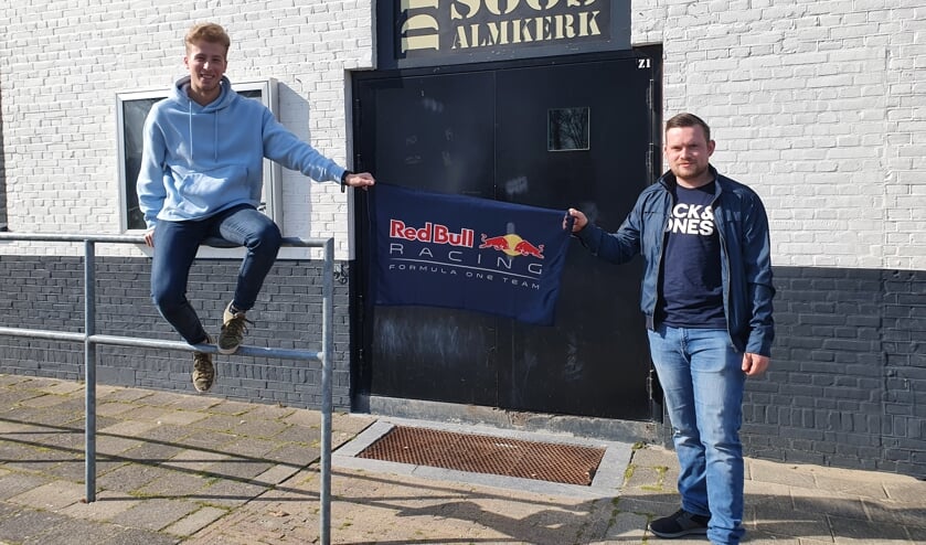 <p>Bestuurslid Jeran van Scherpenseel en voorzitter Maurits Dekker van De Soos.</p>