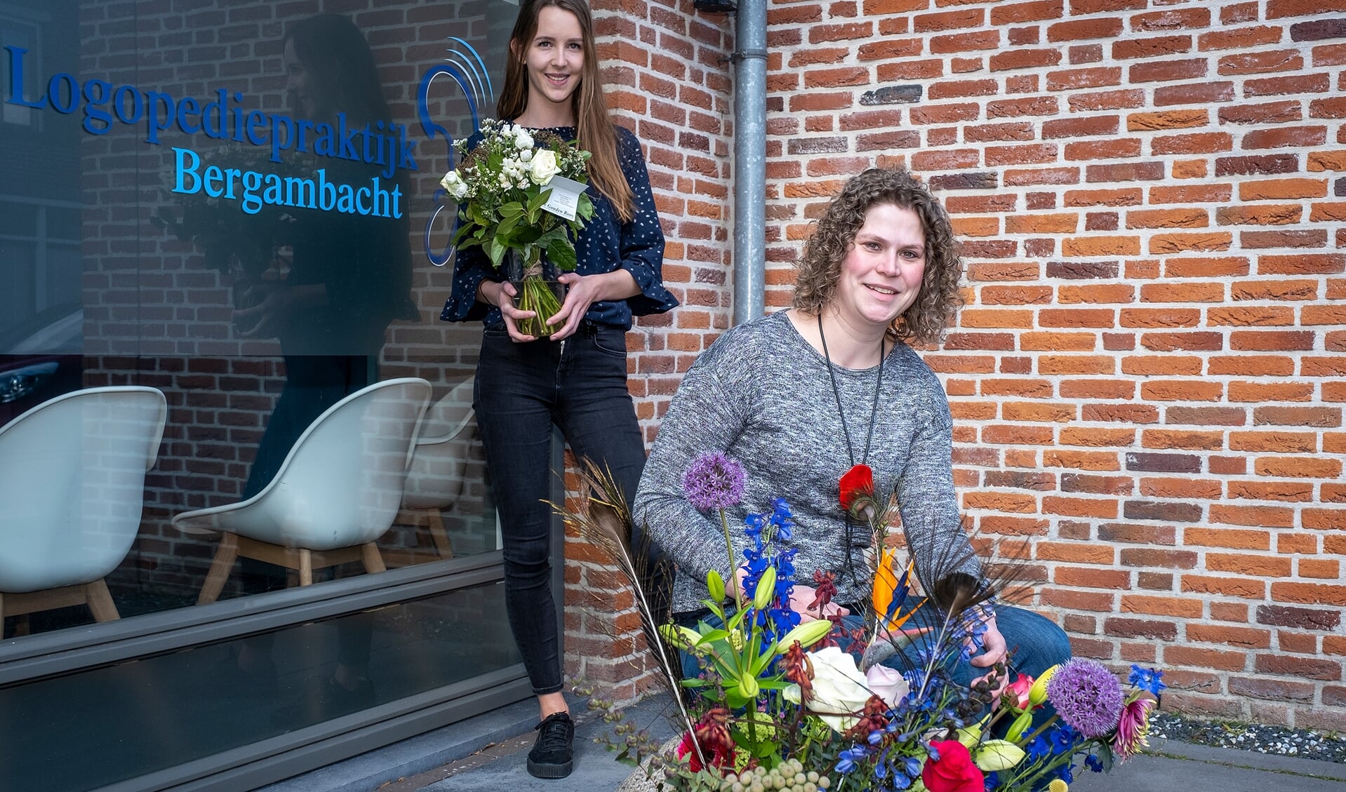 • Judith Verkleij (voorgrond) en Joyce Buijserd voor de nieuwe praktijkruimte.