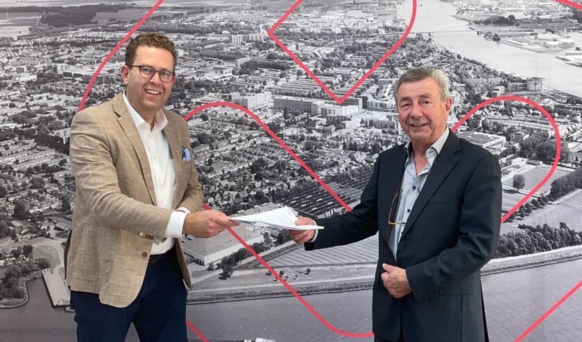 Bart Baars (l) en Jan van der Sluys bezegelen de overname van de assurantieportefeuille.