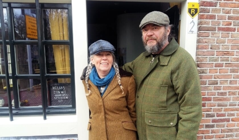 <p>Hanneke Apon en Meerten Huisman bij de ingang van Kings Dish, 'het kleinste restaurant van Nederland'. "We hopen dat alles snel weer open kan."</p>
