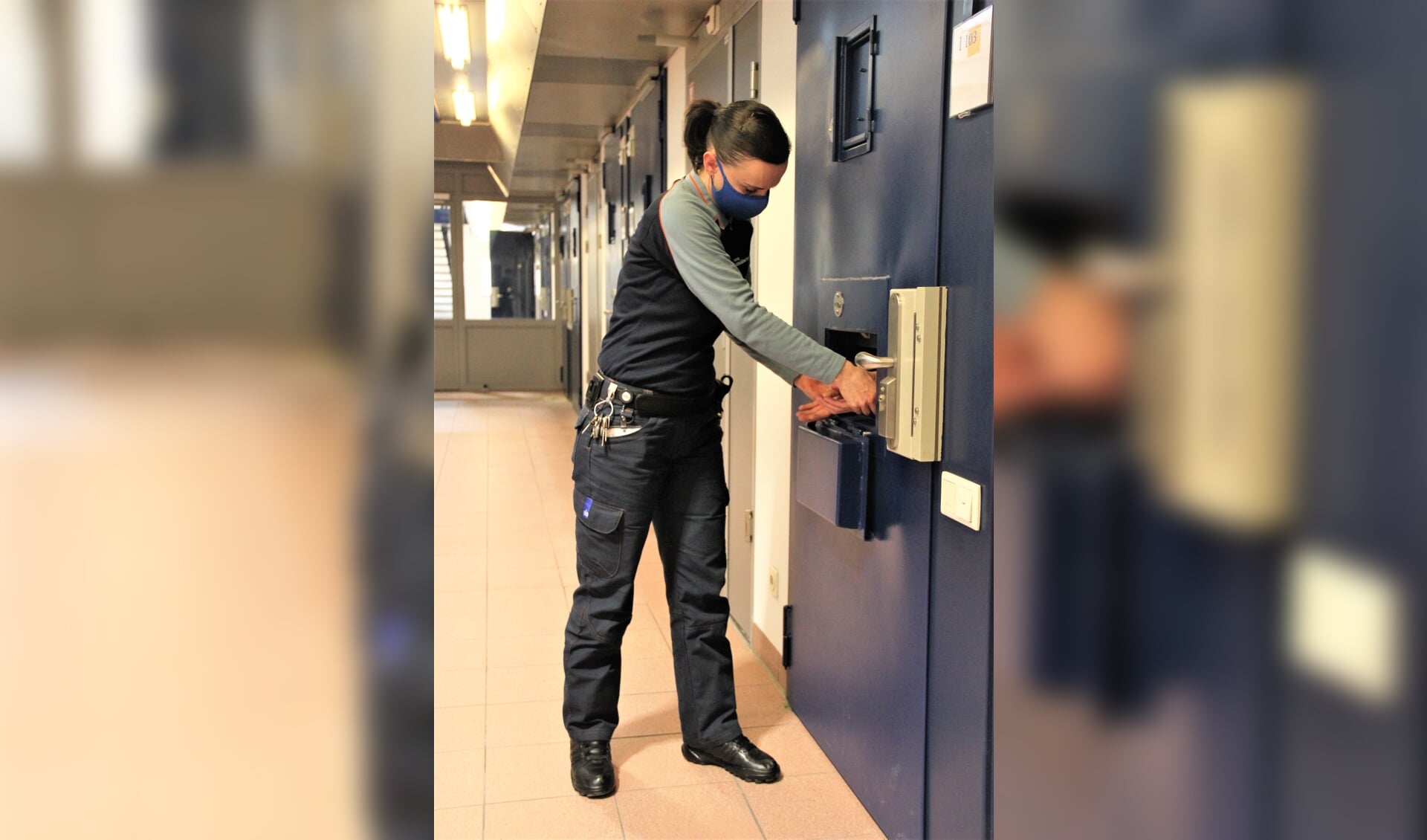 • De celdeuren op de AIT zijn voorzien van boeiluiken om gedetineerden 'gecontroleerd' uit hun cel te halen.