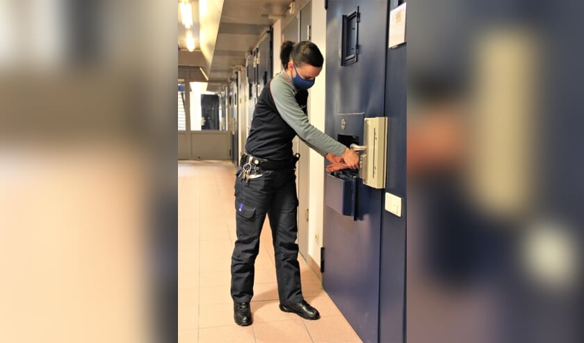 • De celdeuren op de AIT zijn voorzien van boeiluiken om gedetineerden 'gecontroleerd' uit hun cel te halen.