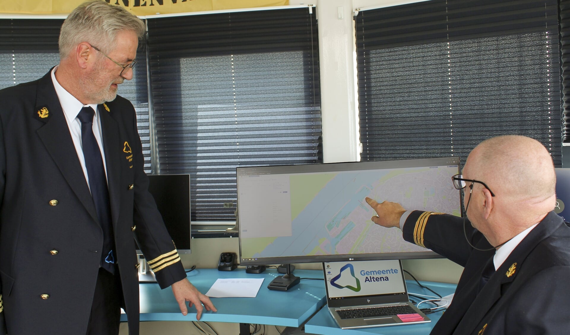 De havenmeesters bekijken de live kaart van het nieuwe havenmanagementsysteem.