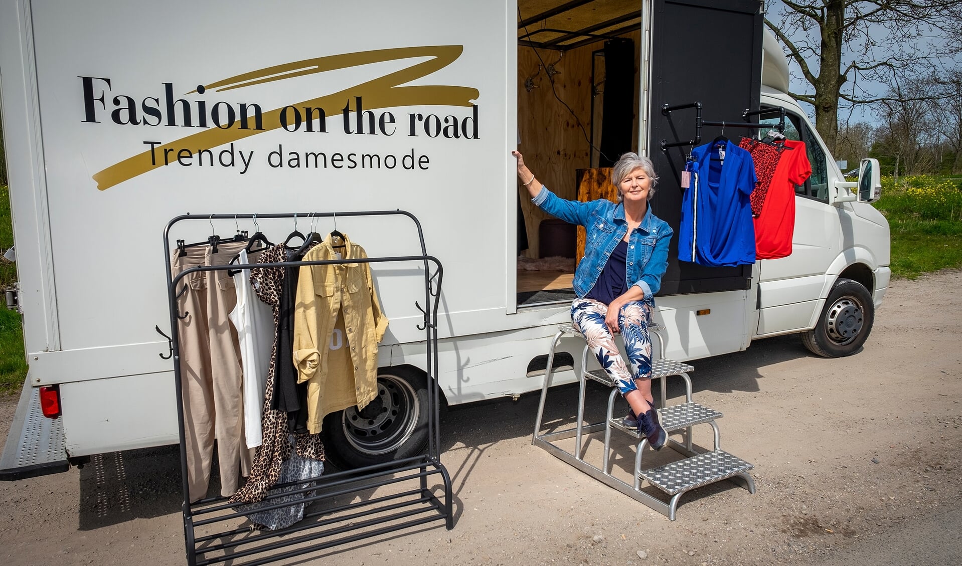• Jacqueline Ros bij haar rijdende modewinkel Fashion on road.