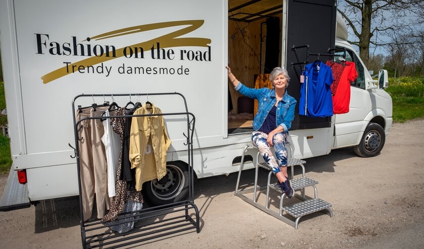 <p>• Jacqueline Ros bij haar rijdende modewinkel Fashion on road.</p>