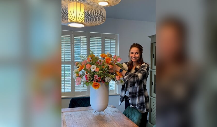 <p>• Jolanda van der Vloed verhuurt zijden bloemen.</p>