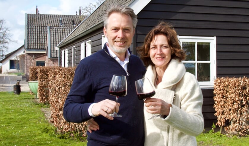 • Kees Gelderblom en Femke Berns heffen het glas op de waardering voor hun B&B.