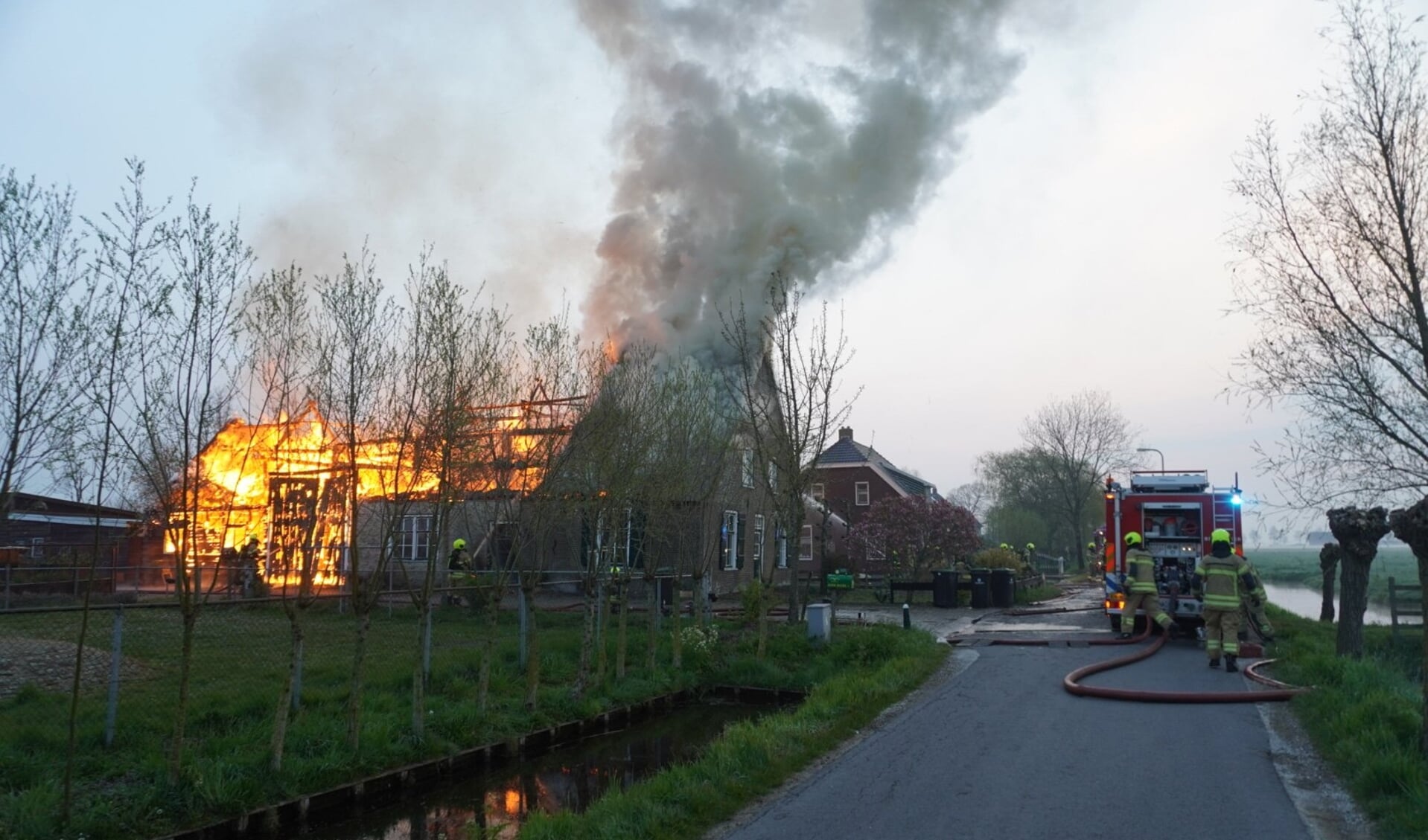 • Uitslaande brand in een woonboerderij aan de Brandwijksedijk in Brandwijk.