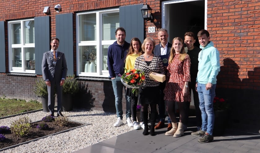 <p>• De uitreiking aan mevr. Verheij-den Hartog.</p>