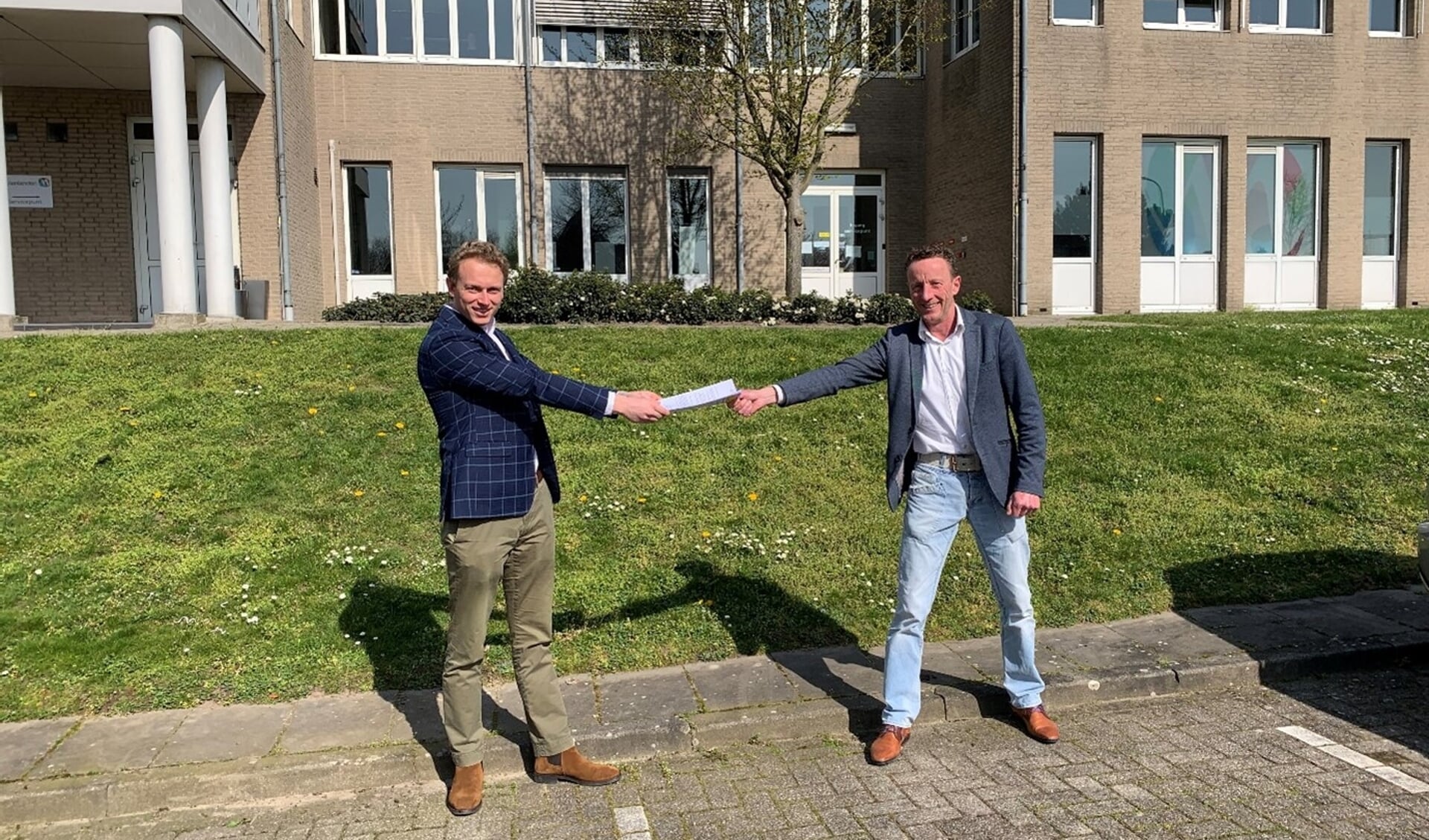 • Arco Bikker en de directeur van Den Dunne Bouw & Ontwikkeling met de koopovereenkomst.