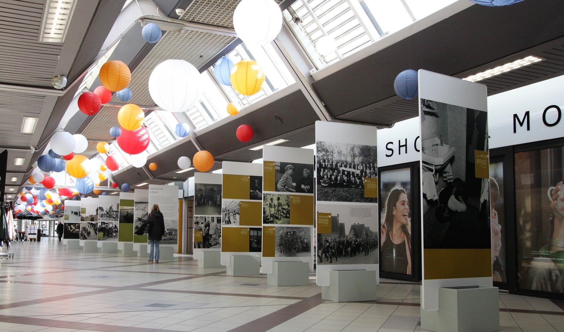 • De tentoonstelling 'De Tweede Wereldoorlog in honderd foto's' is te zien in winkelcentrum Crimpenhof.