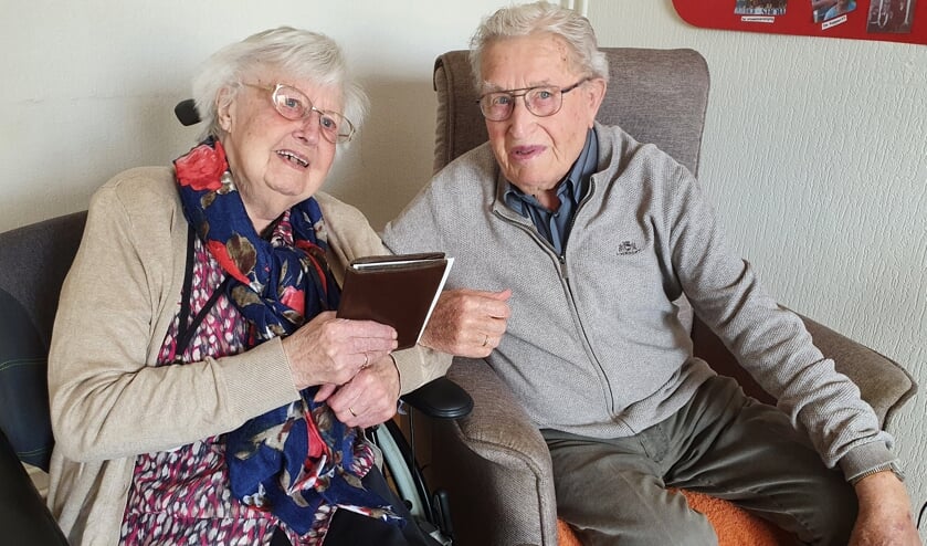 <p>• Gert van Dijk met vrouw en de portefeuille die hij in Duitsland altijd bij zich hield.</p>