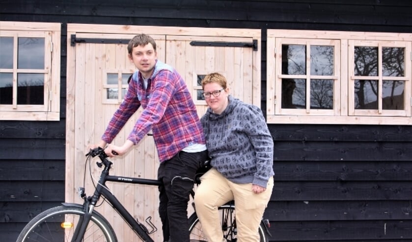 <p>Links sportieveling Roland Koopman en rechts doorzetter Michelle Maasen op de toerfiets van Roland. (foto: Arno voor de Poorte)</p>