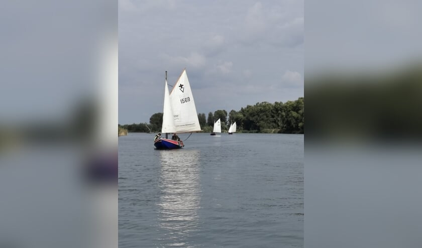 De vletten (boten) van Scouting Altenagroep in actie, toen het materiaal nog niet in vlammen op was gegaan.