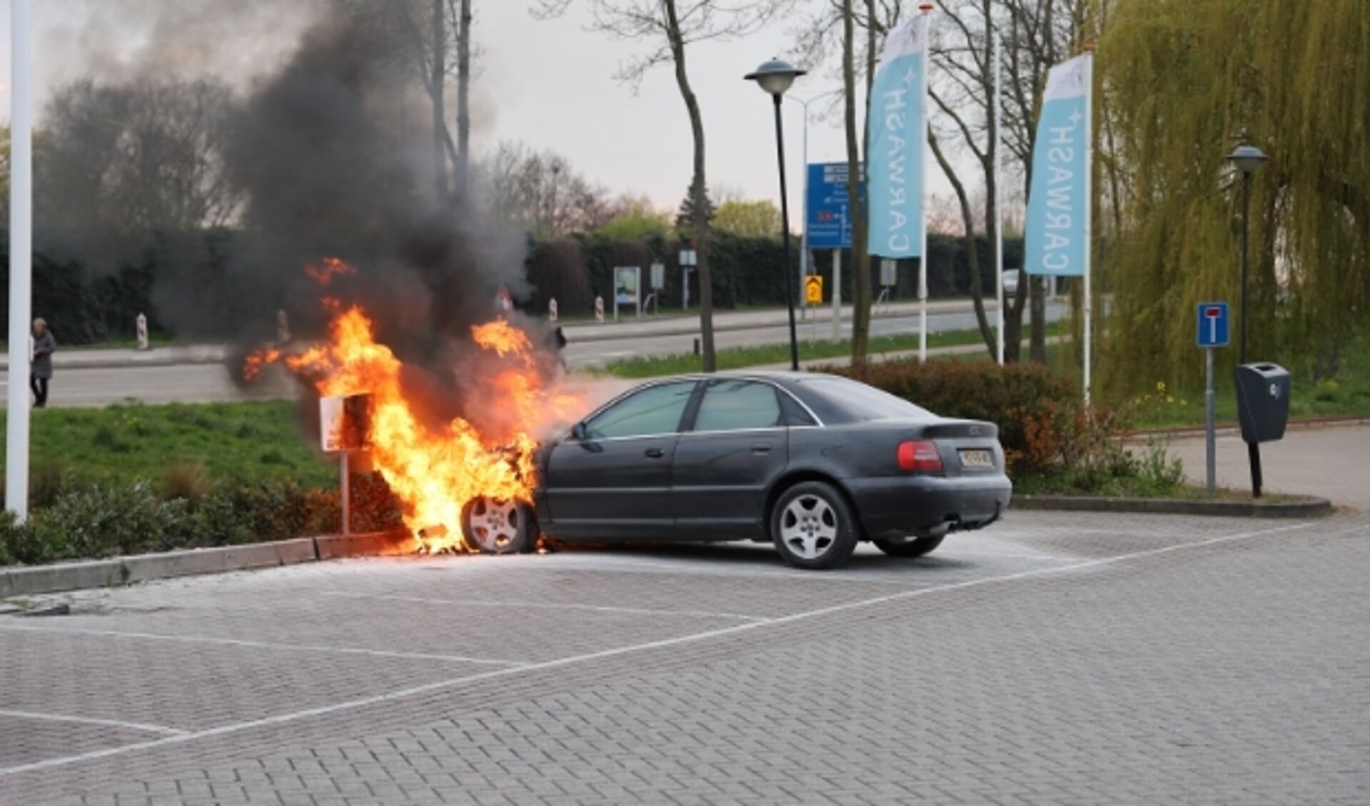 Auto vliegt in brand op terrein van tankstation