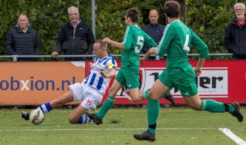 <p>Alex Timmer namens FC Lienden aan de bal. De Liendenaar komt op diverse posities goed uit de voeten. (Foto: Wim Brouwers)o</p>  