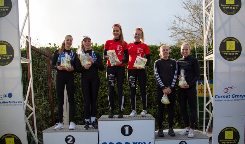 Op het podium, van links naar rechts Anique Tavenier, Sarah van Esch, Lynn van Mill, Jill Weeda, Rianne Stok en Julia Kee.