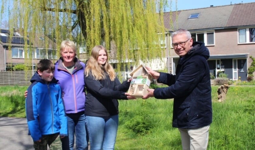 <p>Astrid Vaartjes overhandigt samen met zoon Michiel en dochter Lotte een insectenhotel aan wethouder Bekker; symbolisch voor de petitie die nog getekend kan worden.</p>