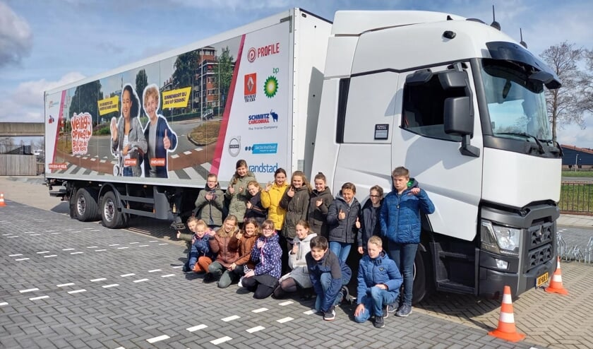 • Leerlingen van groep 8 van de Augustinusschool in Papendrecht bij de instructietruck.