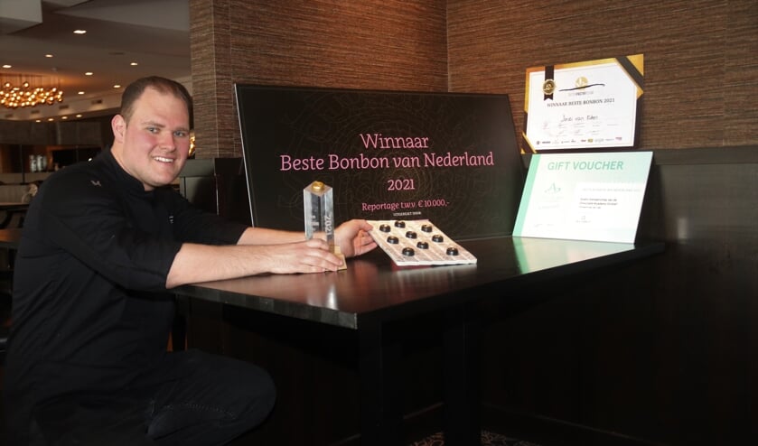 <p>• Jordi van Eden toont zijn trofee en winnende bonbons.</p>