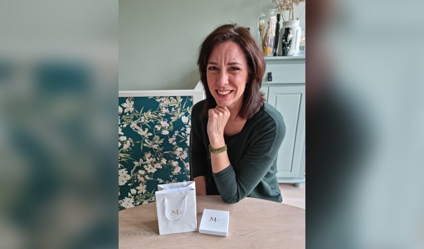 • Merja Horden met een aantal MBracelets om haar pols.