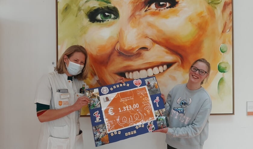 • Denise overhandigde donderdag de cheque aan de neuroloog van het Utrechtse Prinses Máxima Centrum.
