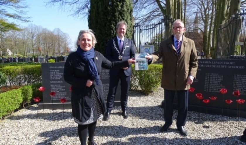 <p>Het boekje wordt overhandigd door voorzitter Bert Jansen (re) aan minister van Defensie Ank Bijleveld en burgemeester Danny de Vries</p>