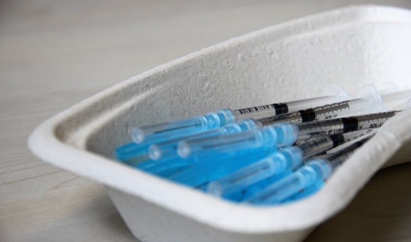 <p>Spuiten met het AstraZeneca vaccin in de voormalige vaccinatielocatie De Ark.</p>