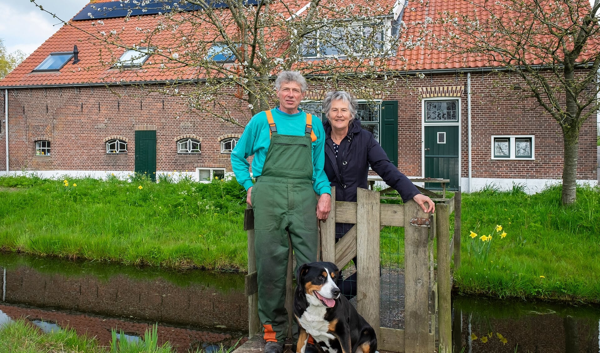 • Dick Wiltenburg en Tineke de Keijzer voor hun woonboerderij.