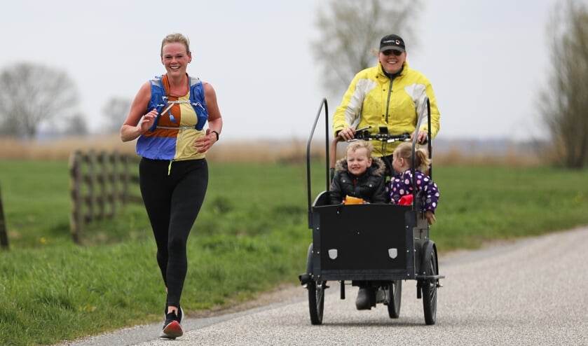<p>• Rianne Spoor bezig aan haar marathon.</p>