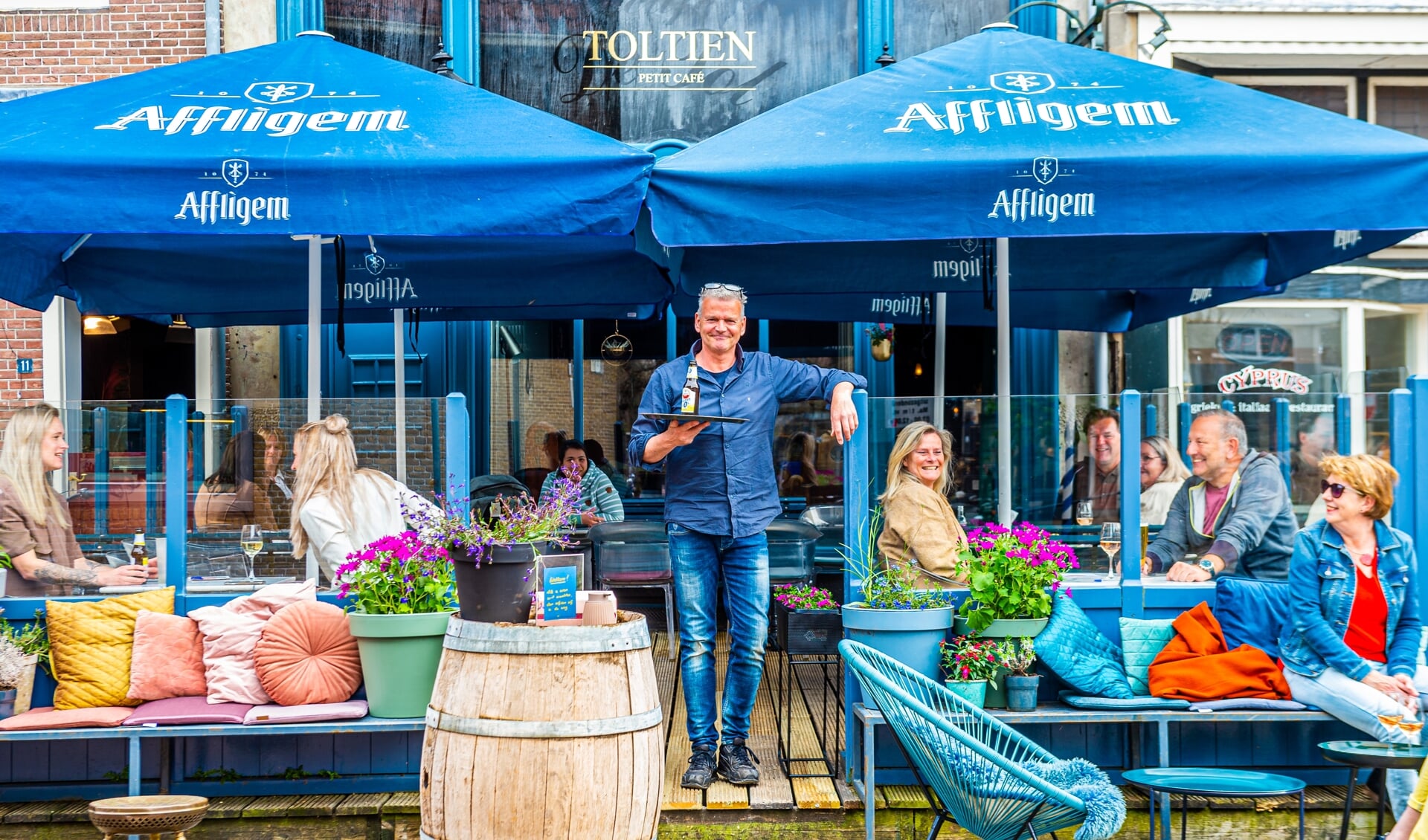 De terrassen in Schoonhoven zijn woensdagmiddag om 12.00 uur geopend. Het terras van café Toltien was ondanks de lichte bewolking al snel gevuld.