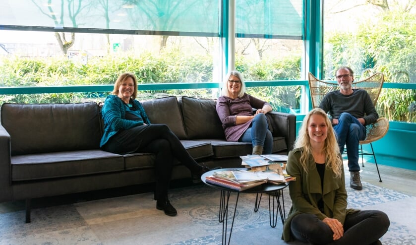 <p>• Team Cultuur van SamenDoen (vlnr) Cintha, Sylvia en Mariska met Jeroen, adviseur inwonersinitiatieven.</p>