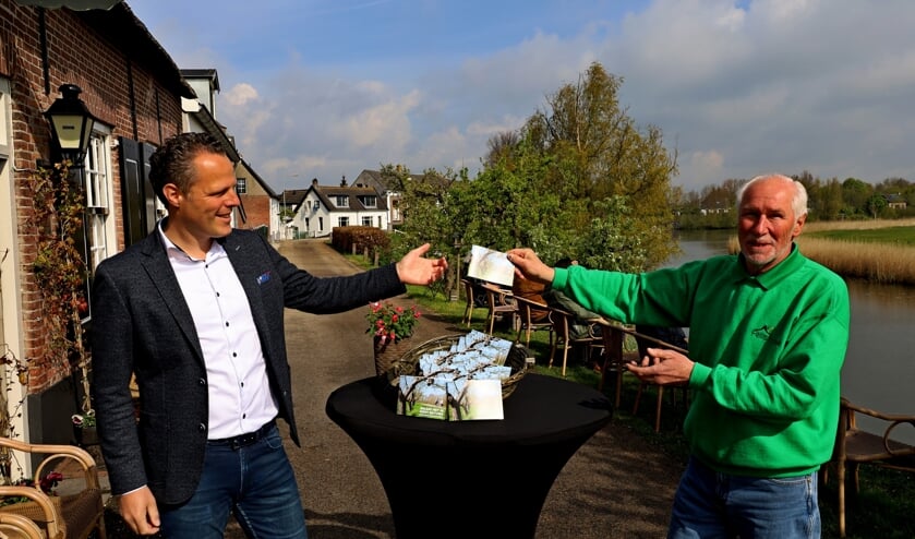 <p>• Look Boden overhandigt wethouder Van Stappershoef het eerste exemplaar.</p>