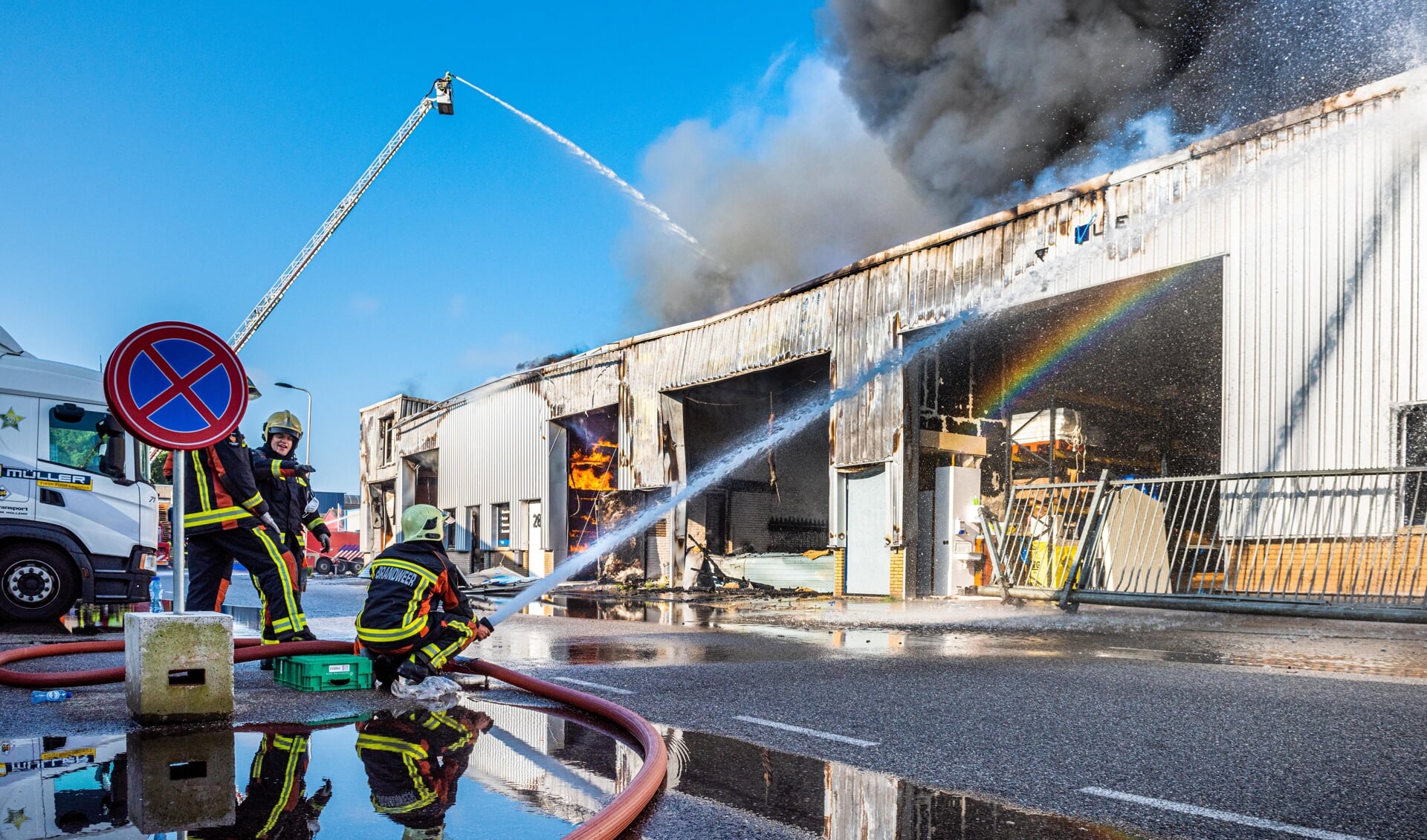 • Een zeer grote brand heeft zondagochtend rond 05.40 uur in Lekkerkerk meerdere bedrijven op het industrieterrein in de as gelegd. Brandweerkorpsen uit de hele gemeente Krimpenerwaard, Rotterdam, Capelle, Gouda en Alphen aan den Rijn kwamen ter plaatse.