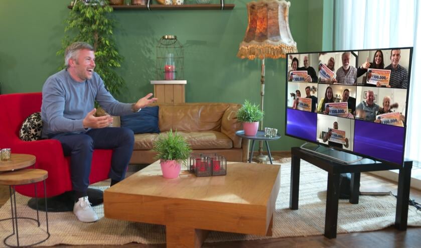 • PostcodeLoterij-ambassadeur Winston Gerschtanowitz verrast winnaars uit Hoef en Haag middels een videogesprek.
