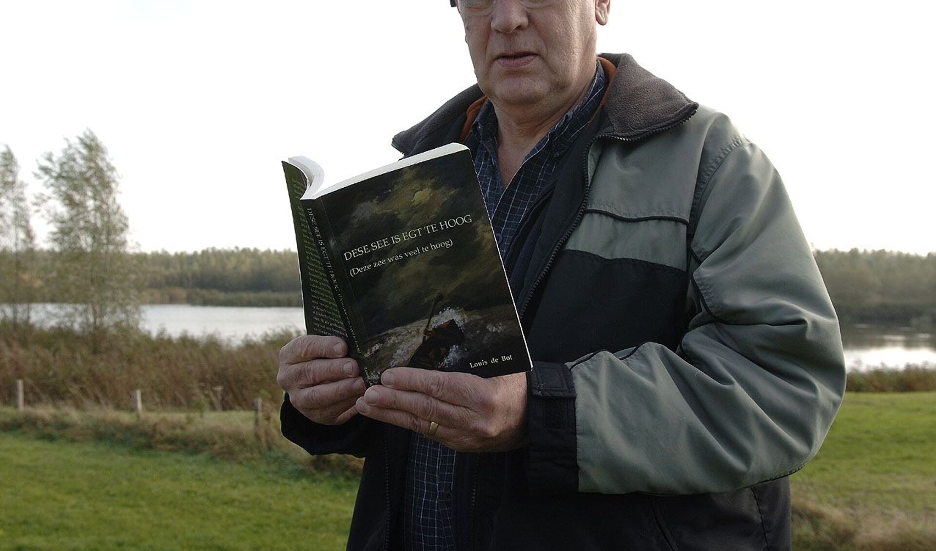 Louis de Bot in 2008 met het boek 'Dese see is egt te hoog'.