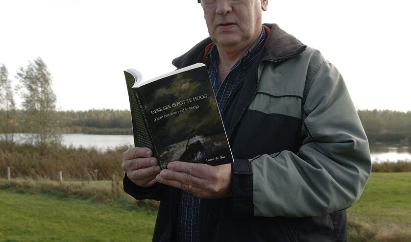 <p>Louis de Bot in 2008 met het boek 'Dese see is egt te hoog'.</p>
