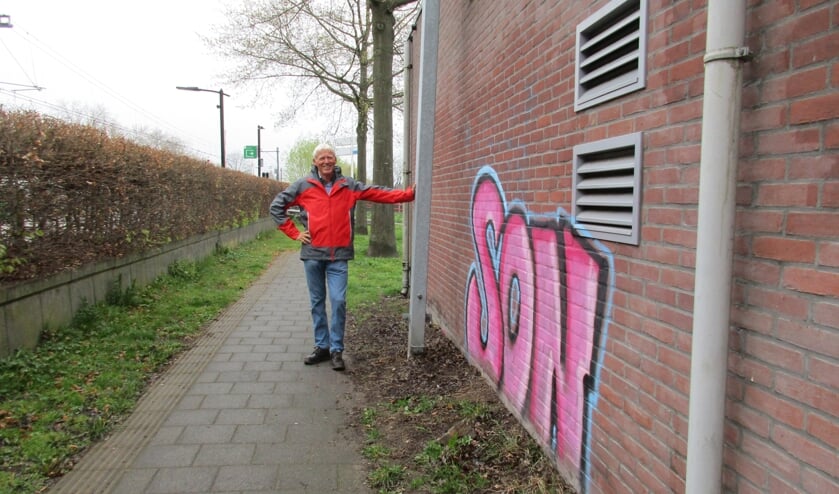 <p>• Wim van der Leij bij het relaishuisje langs de Stationsweg in Leerdam. </p>