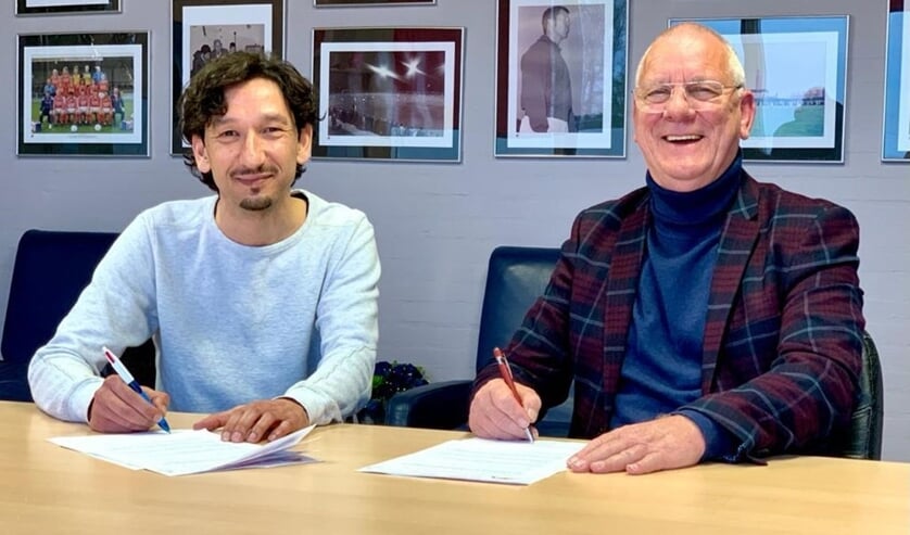 <p>• Beyhan Konak (l) is de nieuwe hoofdtrainer van Leerdam Sport'55. Rechts voorzitter John Boekelman.</p>