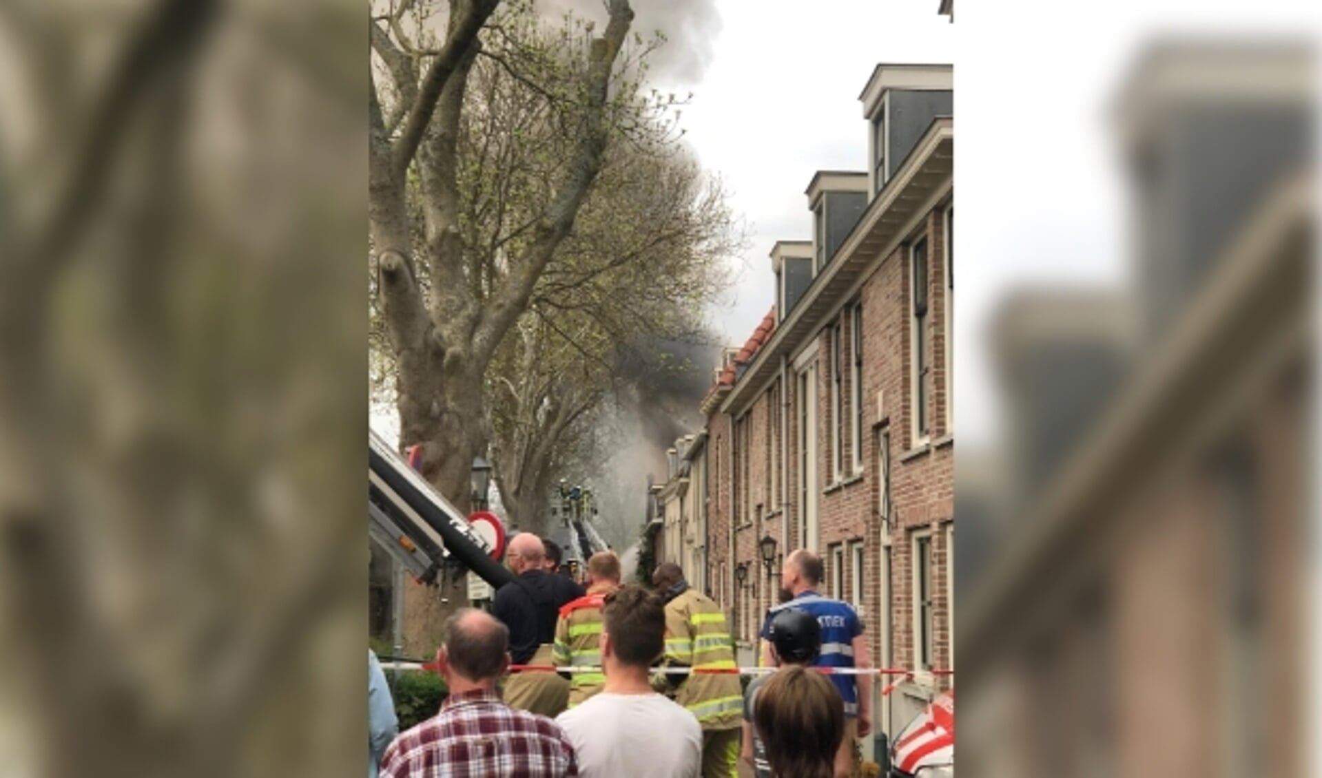 De brand in de Havenstraat trok - op afstand - veel bekijks. De dikke rook was tot in de verre omtrek zichtbaar en zelfs hinderlijk te ruiken in het Oranjekwartier en  IJsselveld-Oost en West.