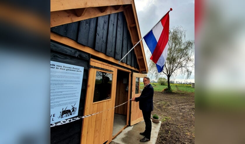 • Wethouder Maks van Middelkoop opent het melkhuisje.