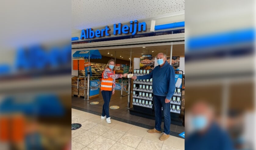 <p>• Een medewerkster overhandigde de cheque aan Vos.</p>
