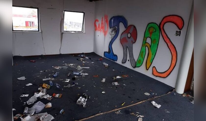 • Er is veel afval achtergelaten in het leegstaande pand.