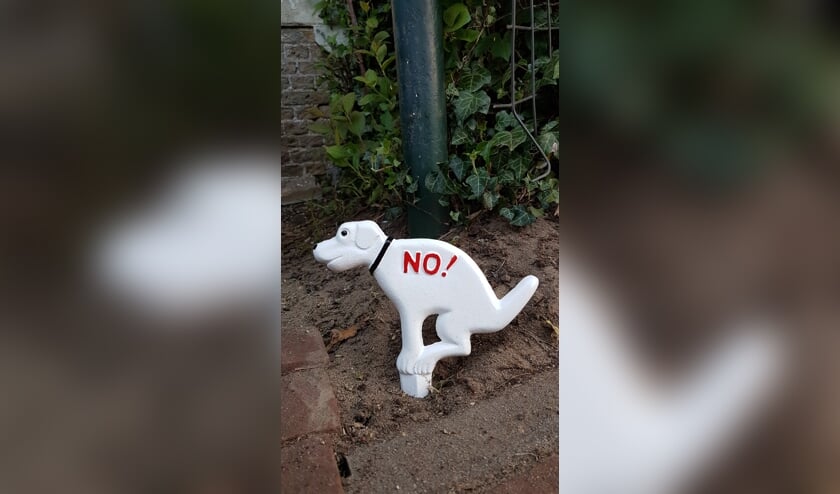 • Het metalen hondje dat is weggenomen.